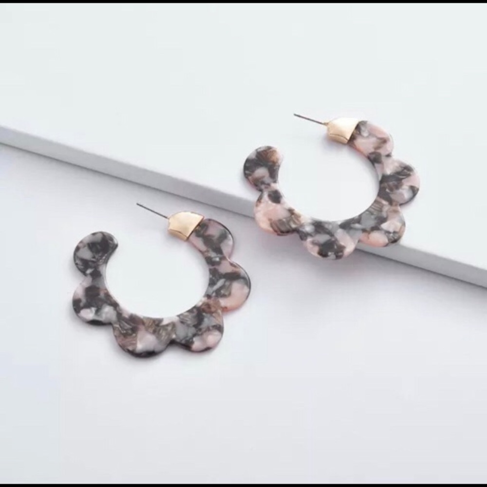 🌴Gray & Pink Tortoise Shell Scallop Hoops
